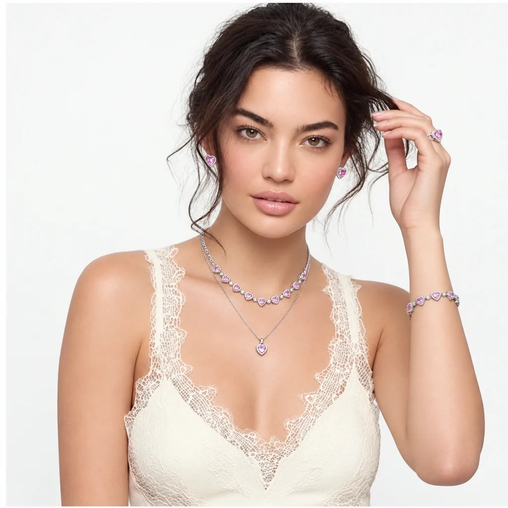 Femme portant une parure collier, boucles d'oreilles et bracelet